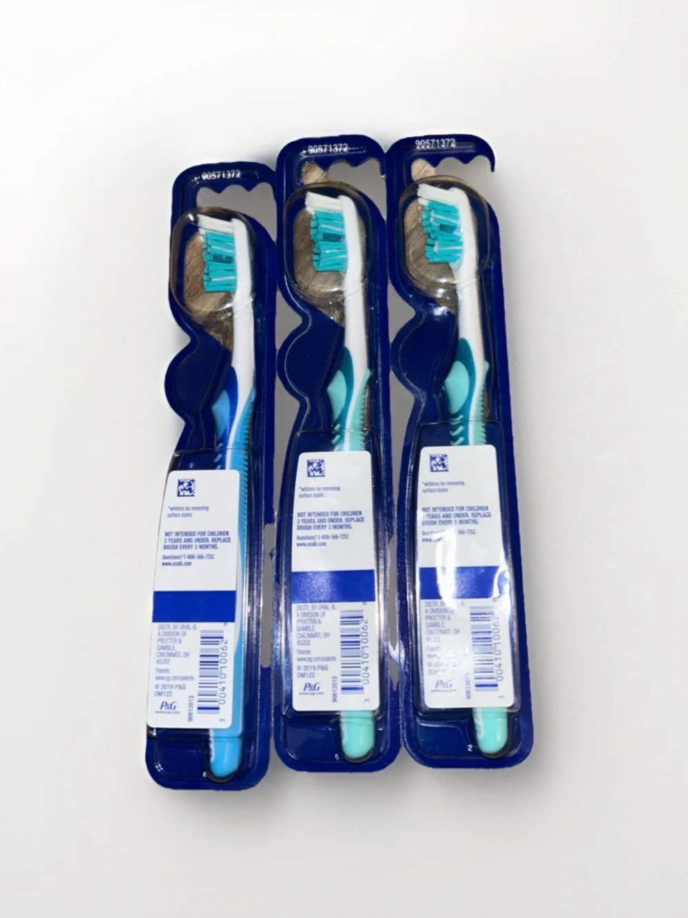 Oral-B Medium Vivid Whitening Toothbrush - Teal/White (3-Pack)